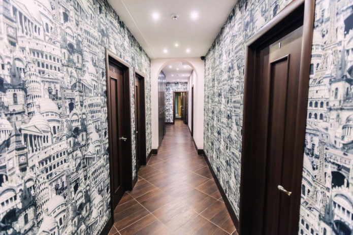 papel pintado con estampados urbanos en el pasillo