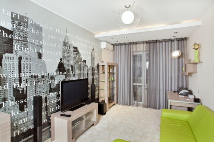 combinación de papel pintado con estampado de ciudad y cortinas