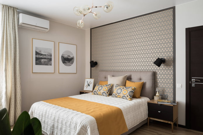 Papel pintado en la cabecera de la cama y a los lados
