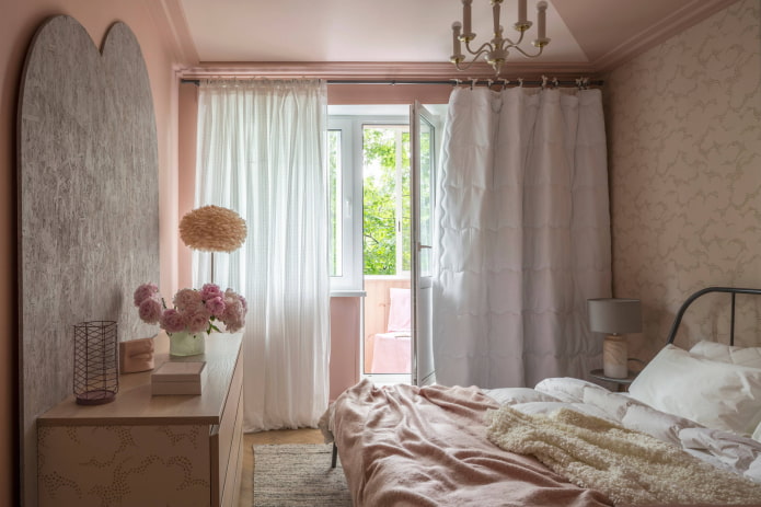 Papel pintado rosa, cortinas blancas