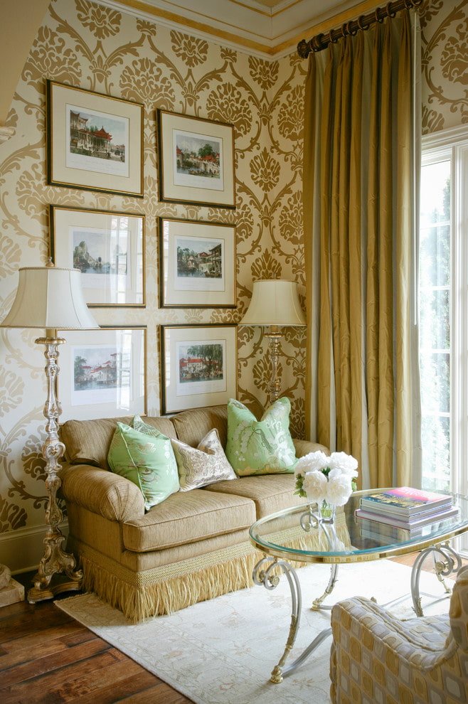 Papel pintado estampado, cortinas lisas
