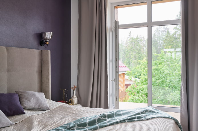 Papel pintado morado, cortinas grises