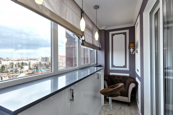 Mostrador de bar en el balcón desde el alféizar