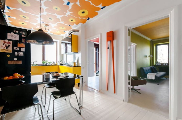 Papel pintado naranja para el techo en el interior