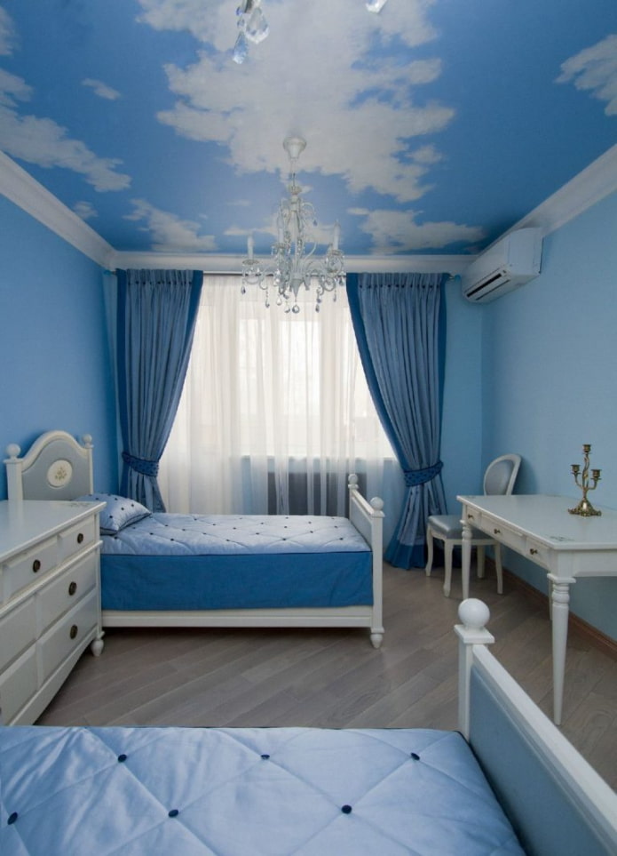 papel pintado con la imagen del cielo en el techo