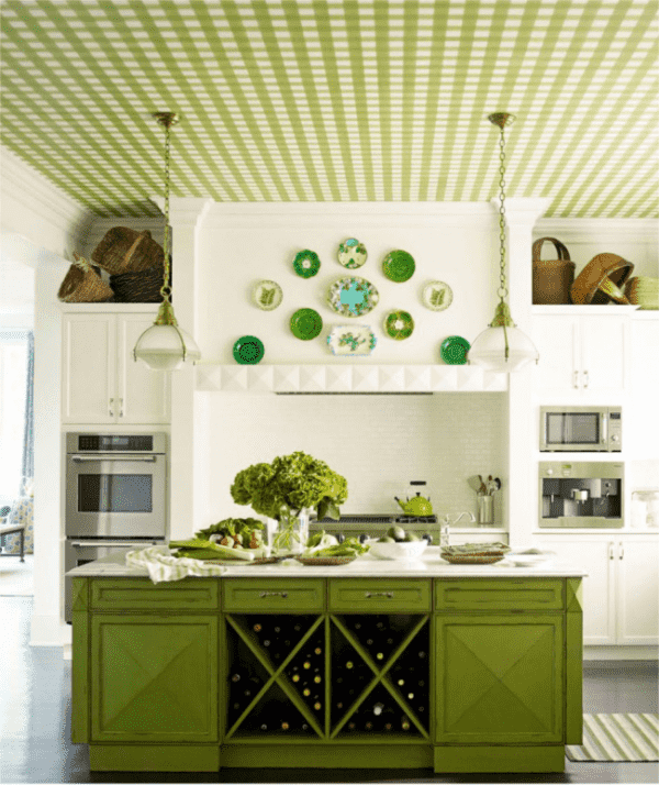 papel pintado verde en el techo en el interior