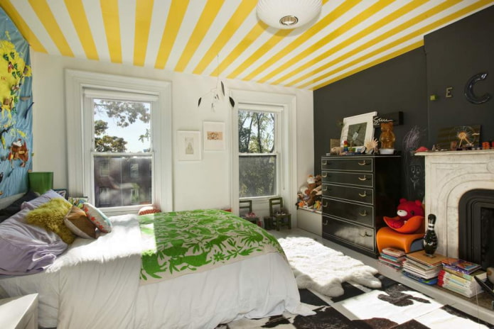 papel pintado de techo amarillo en el interior