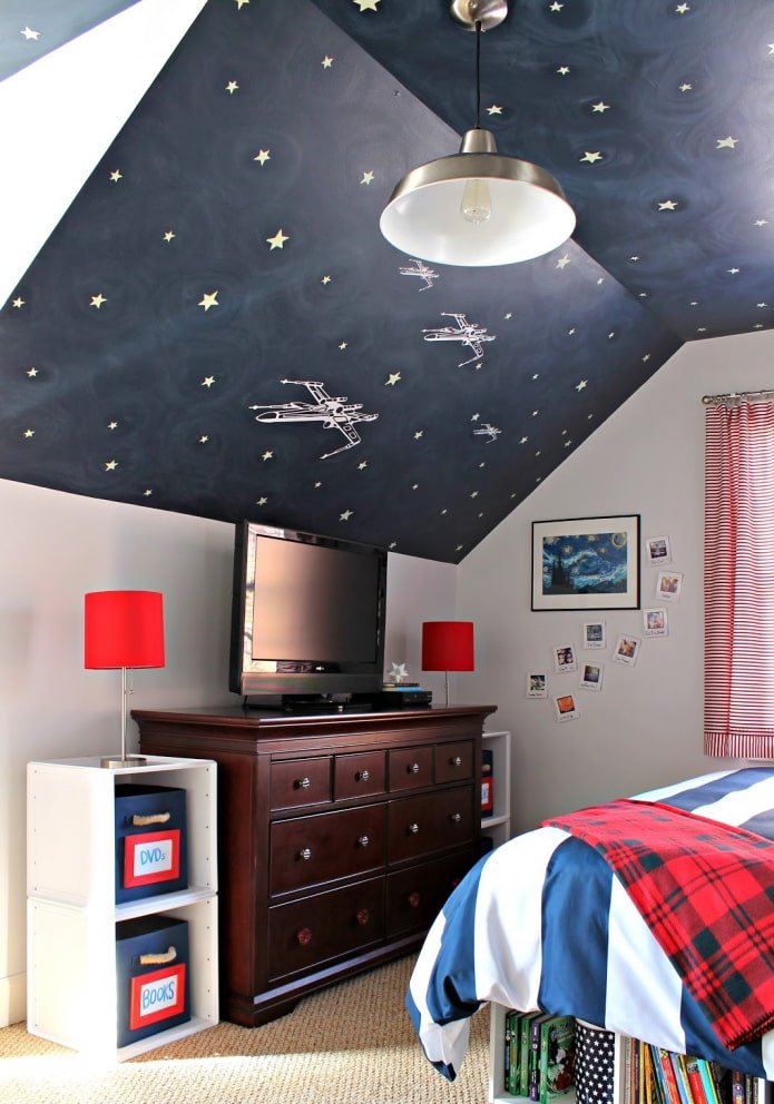 Papel pintado azul en el techo de la habitación infantil