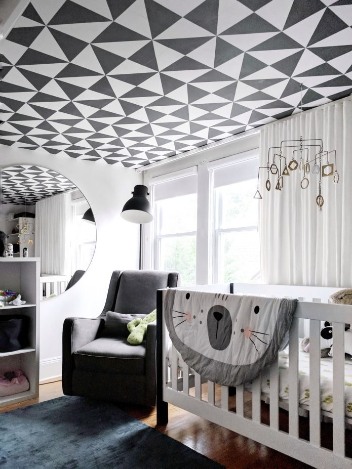 Interior de habitación infantil con papel pintado en el techo
