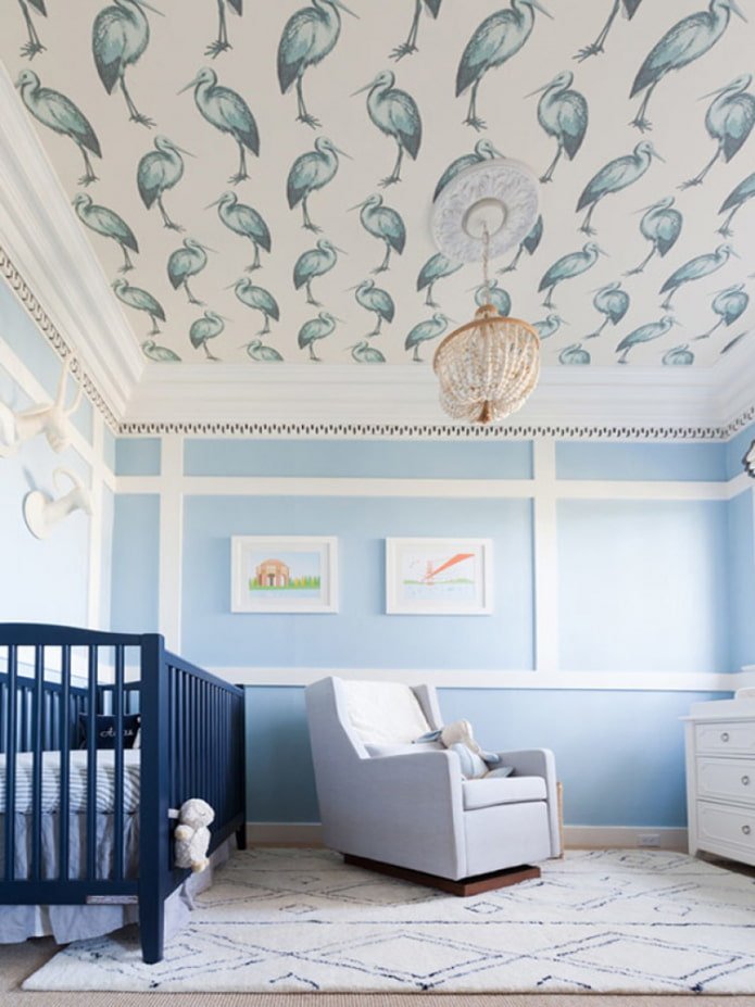 Interior de habitación infantil con papel pintado en el techo