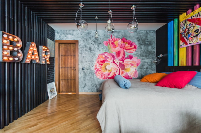 Papel pintado con imitación de yeso en el dormitorio