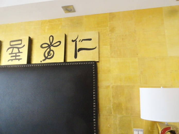 Papel pintado dorado que imita losas revestidas con yeso