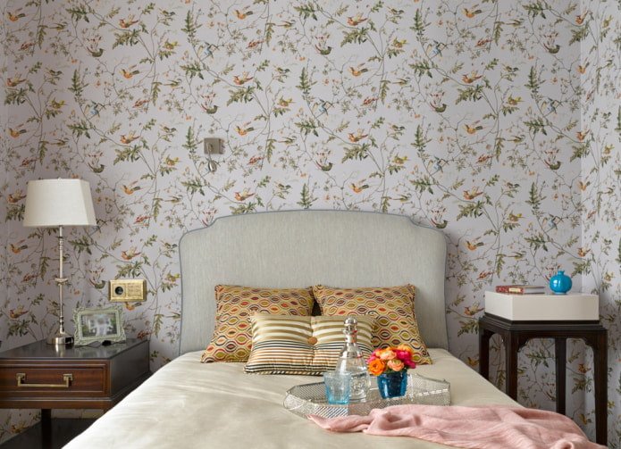 Papel pintado claro en el dormitorio
