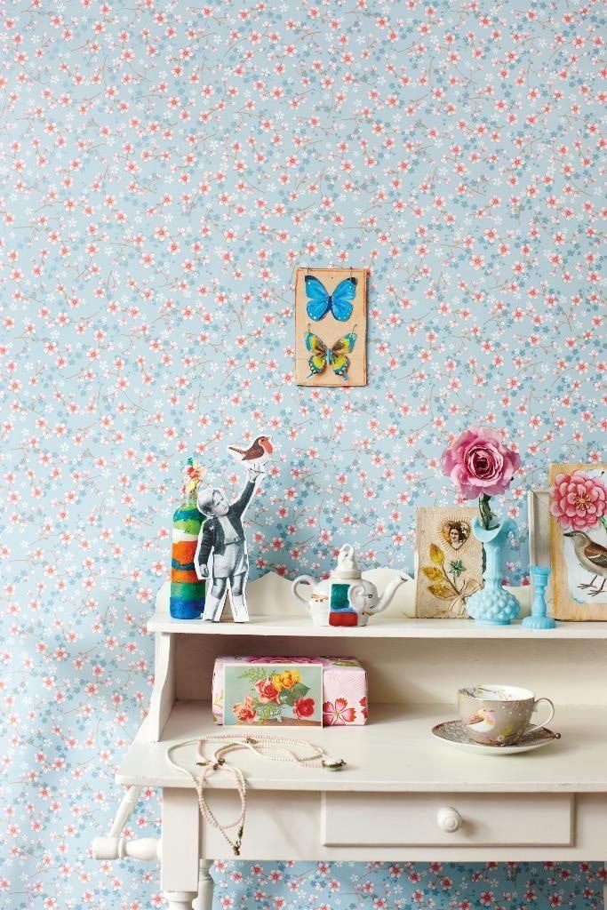 papel pintado floral pequeño en el interior