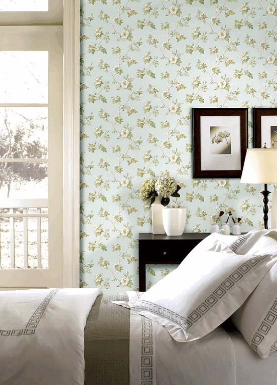 papel pintado floral pequeño en el dormitorio