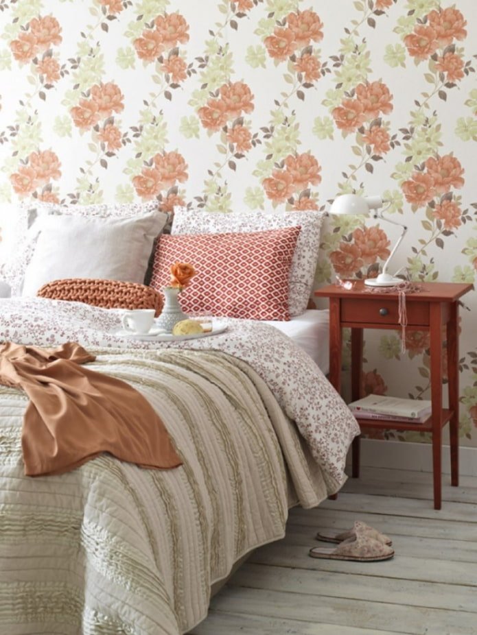 papel tapiz con estampado floral en el dormitorio