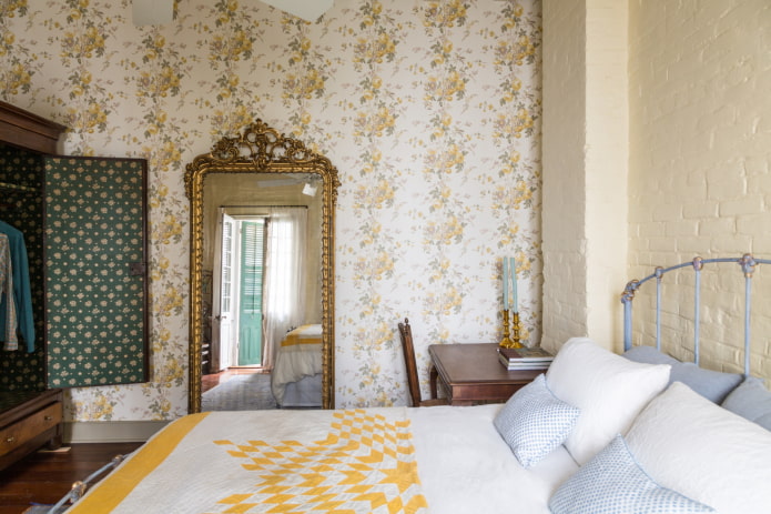 papel tapiz con estampado floral en el dormitorio