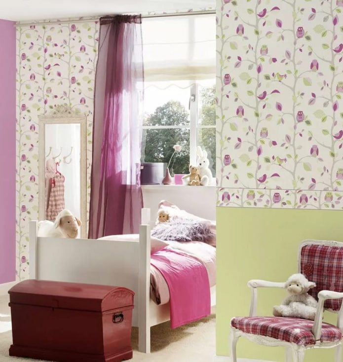 papel pintado con estampado floral en el dormitorio de una niña