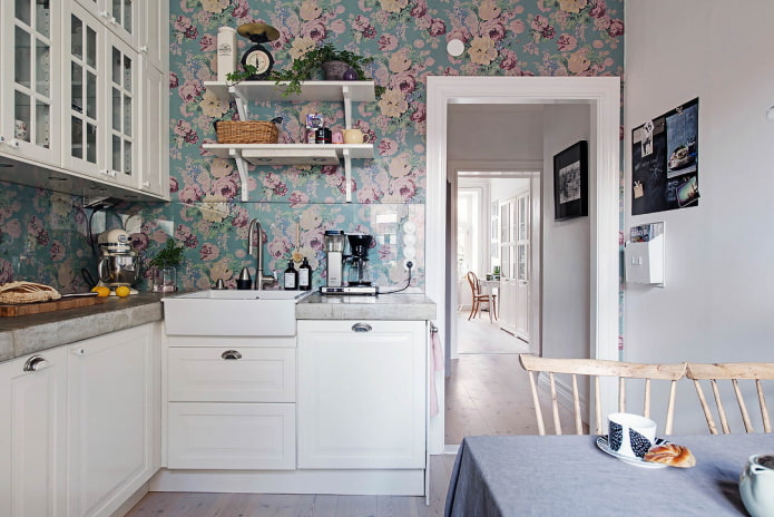 Papel pintado floral en la cocina