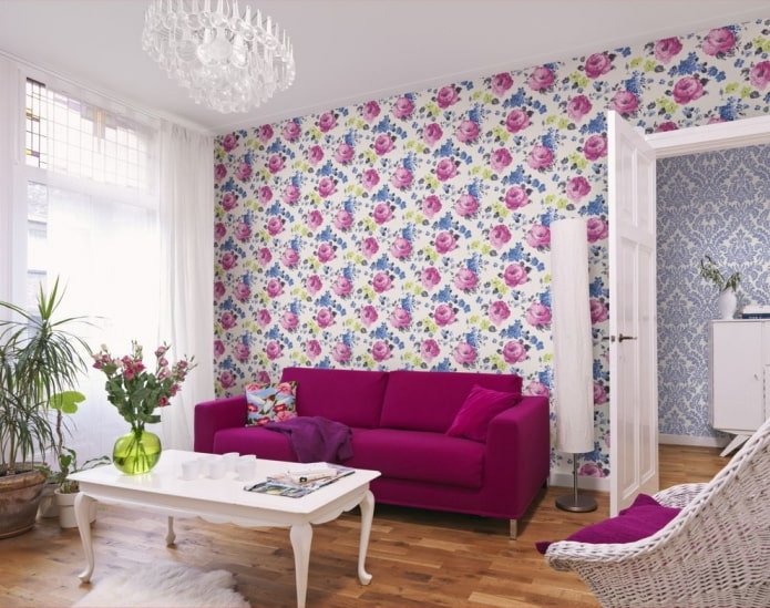 papel pintado con estampado floral para el interior del salón