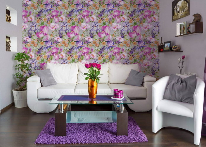 papel pintado con lirios en el interior de la sala de estar