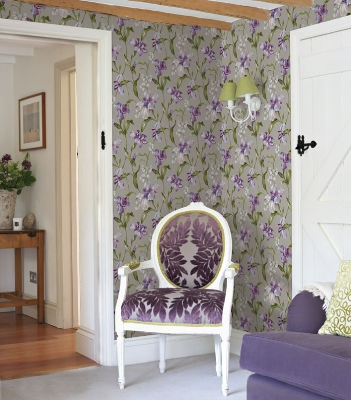 papel pintado con lirios en el interior 