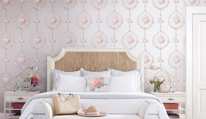 papel pintado a rayas con flores en el interior
