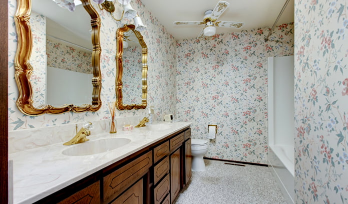 papel pintado floral en el baño
