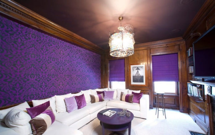 papel pintado morado con adorno de monograma