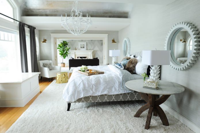 muebles claros bajo papel pintado gris