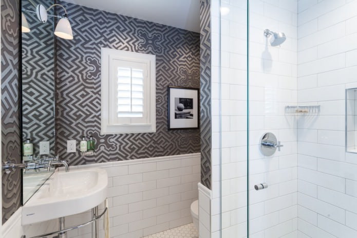 papel tapiz gris con un adorno en el baño