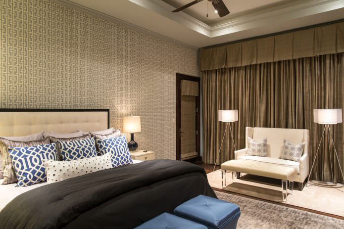 Papel pintado gris marrón en el dormitorio