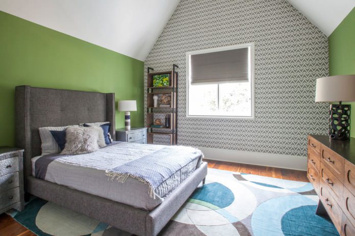 Papel pintado blanco y gris y paredes verdes en el dormitorio
