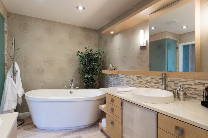 papel pintado en las paredes del interior del baño
