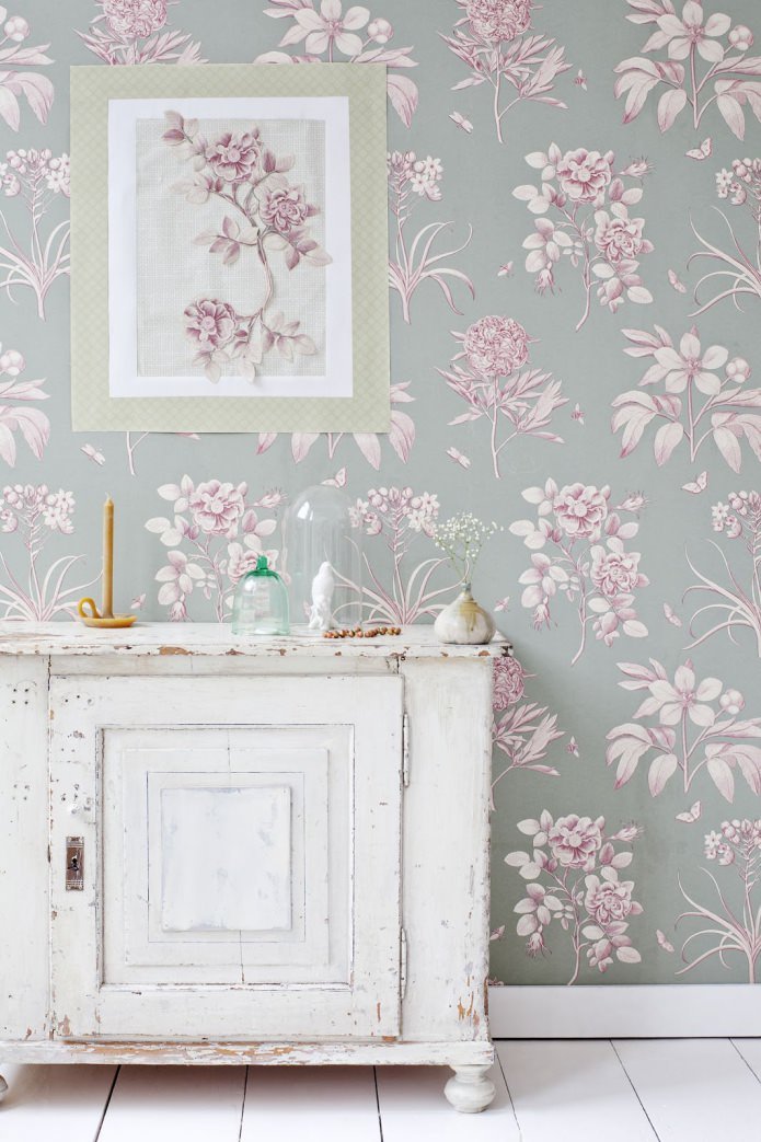 Papel pintado gris y rosa con flores