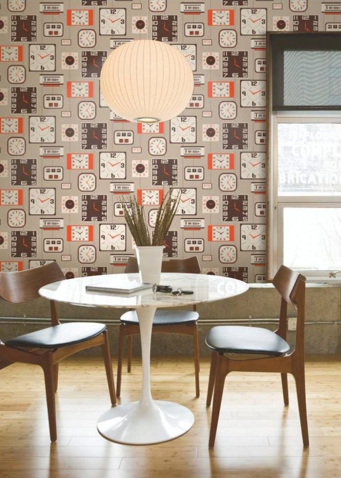Papel pintado gris-naranja con estampado