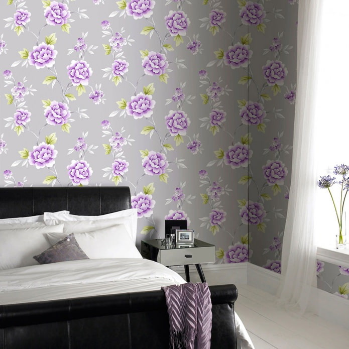 Papel pintado gris violáceo en el dormitorio