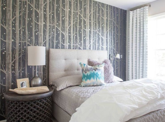Papel pintado gris con árboles para dormitorio