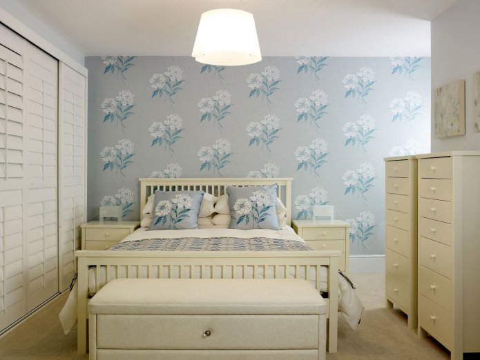 Papel pintado floral gris y turquesa en el dormitorio