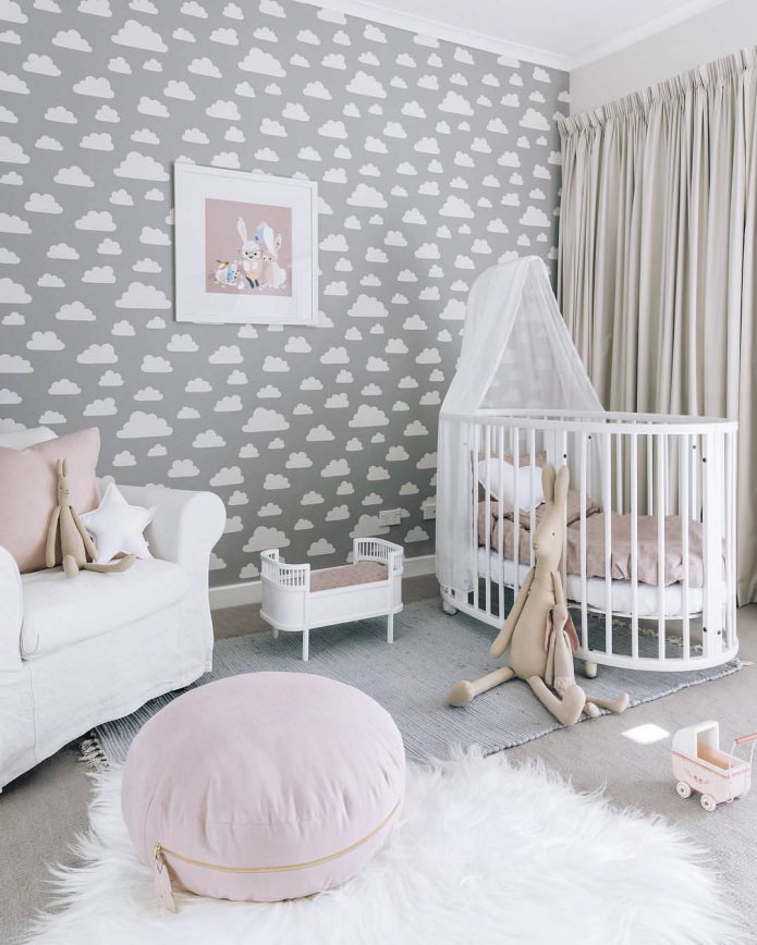 Papel pintado gris con nubes en la habitación infantil
