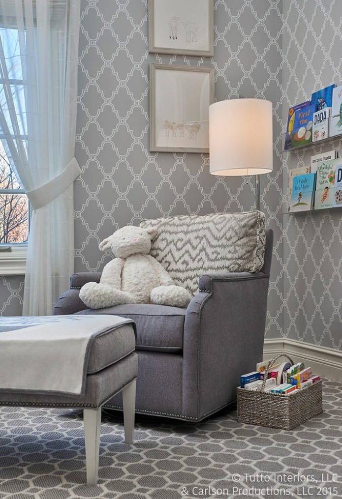 Papel pintado gris con un patrón en la habitación infantil