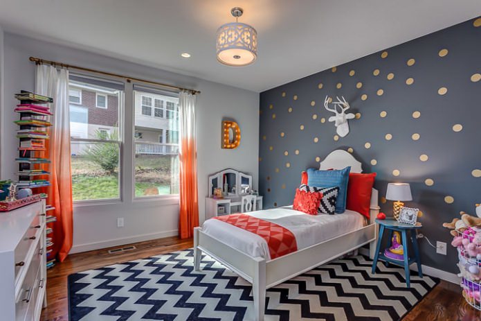 Papel pintado gris de lunares en la habitación infantil