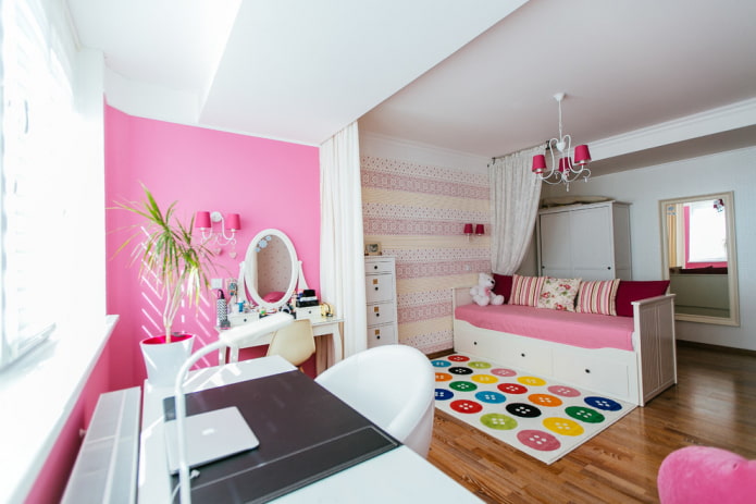 Habitación infantil espaciosa con un gran espejo