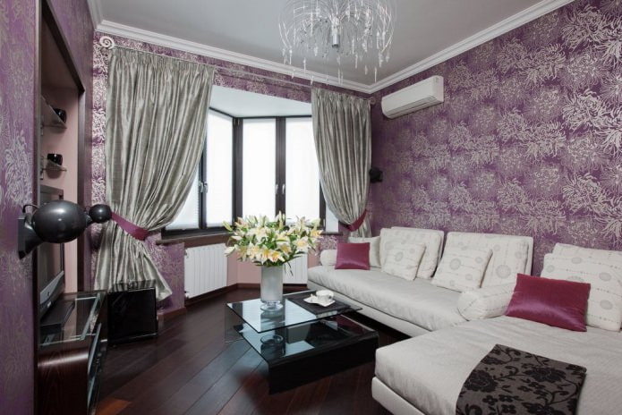Hermoso papel pintado morado en la sala de estar
