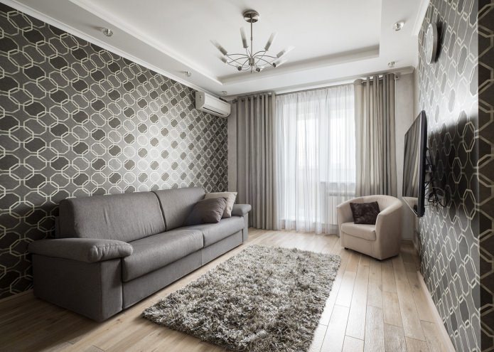 Papel pintado gris con estampado en el salón