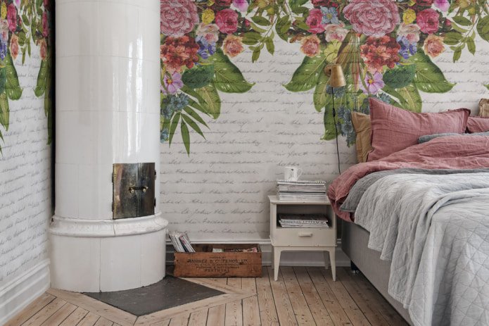 Dormitorio de estilo provenzal con papel pintado fotográfico en las paredes