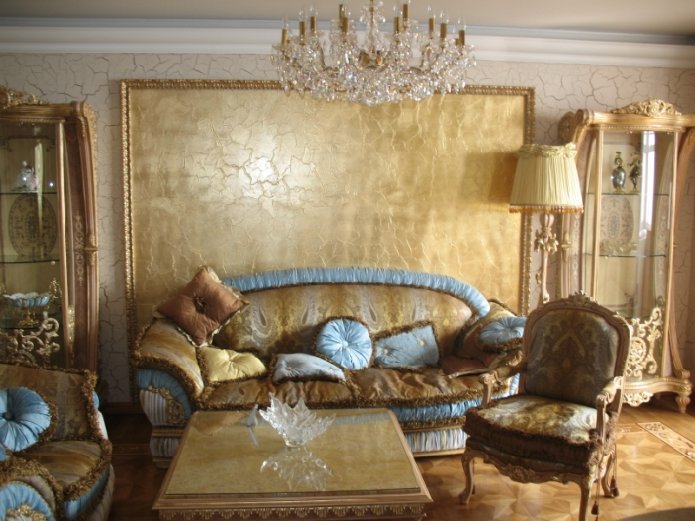 Papel pintado dorado en el salón