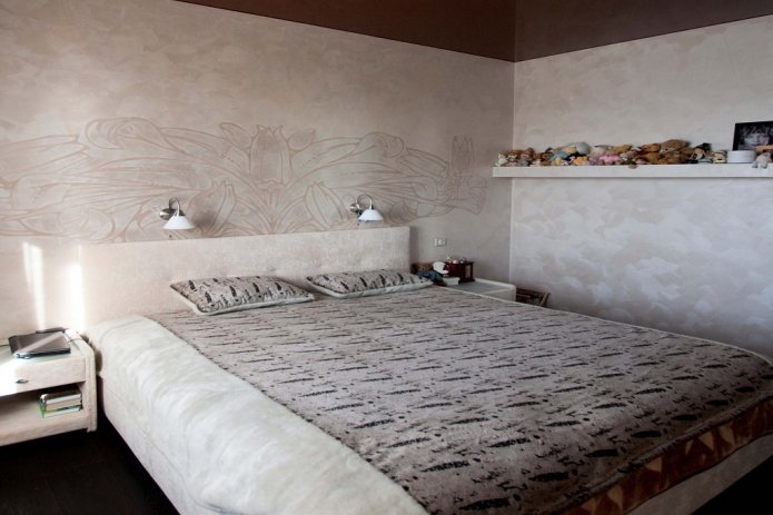 Papel pintado de yeso veneciano en el dormitorio