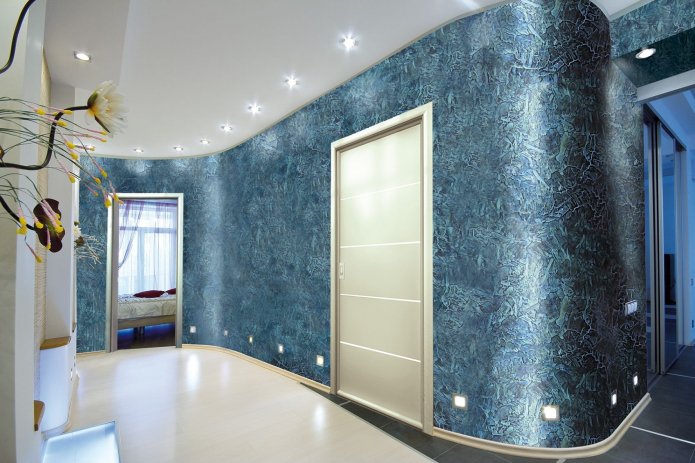Papel pintado veneciano azul en el pasillo