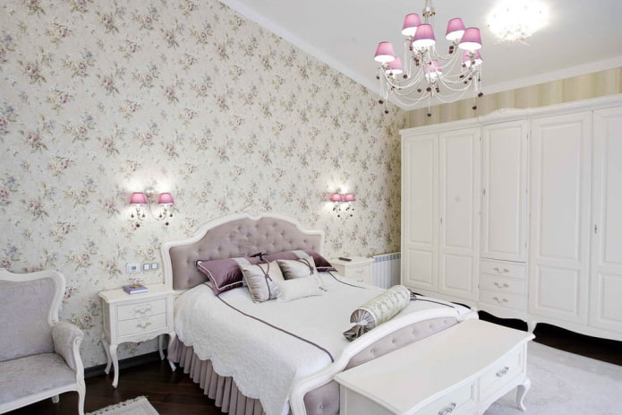 Papel pintado diferente detrás del armario del dormitorio